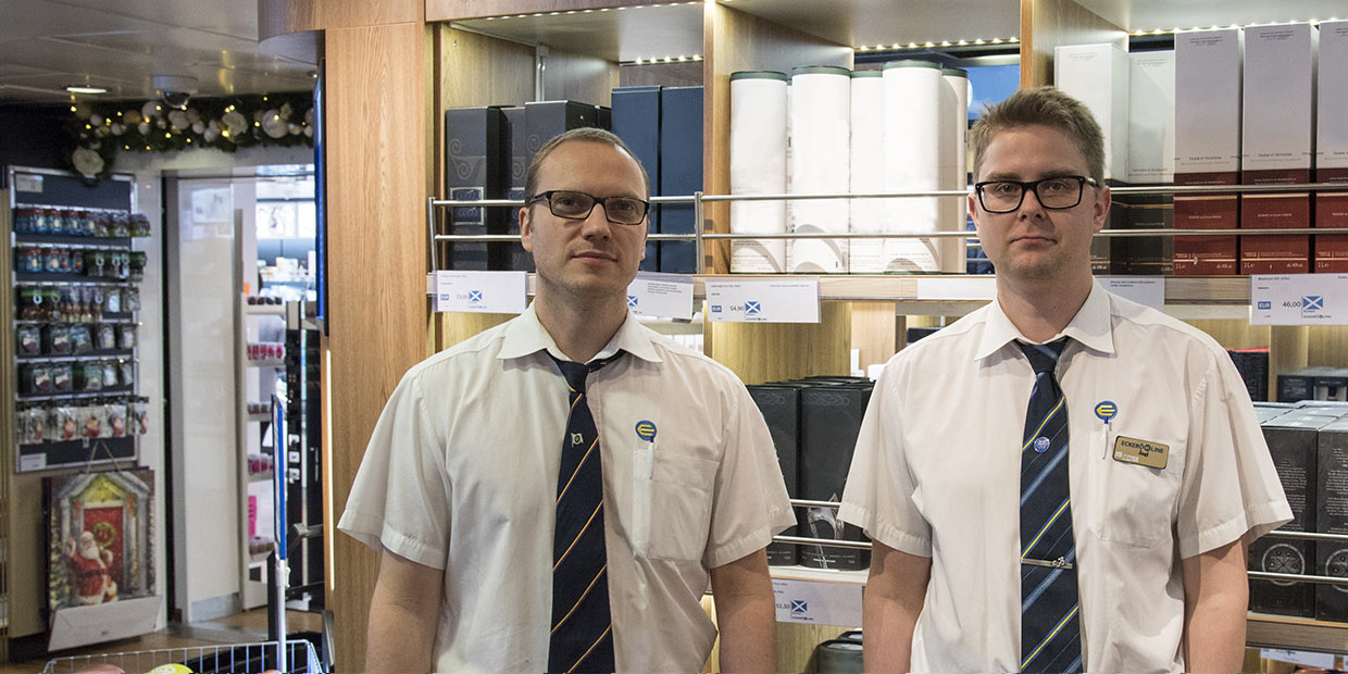 Marketin myyjät Joel ja Matias koulun penkiltä töihin m/s Finlandialle