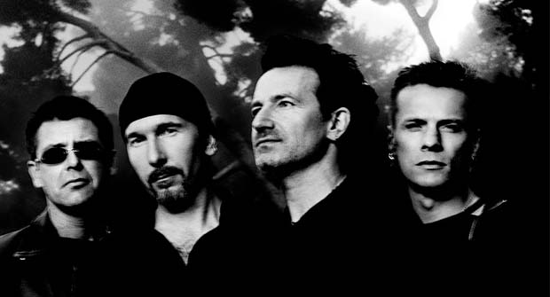 U2-yhtye Anton Corbijnin ottamassa valokuvassa.