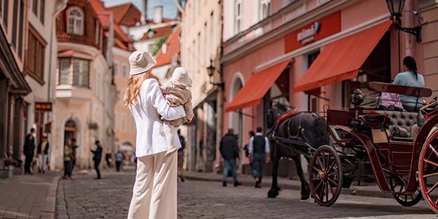 Nainen ja piikulapsi Tallinnassa