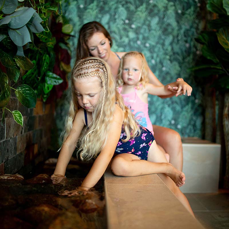 Kaksi pient&auml; tytt&ouml;&auml; ja nainen kylpyl&auml;ss&auml;