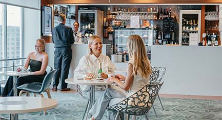Kaksi naista nauttii merimatkasta Bar Naissaaressa. Kaksi naista nauttii merimatkasta Bar Naissaaressa.
