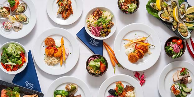 Buffet Ecker&ouml;n ruoka-annoksia katettuna p&ouml;yd&auml;lle.