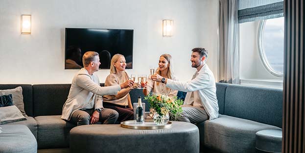 Seurue nostaa maljan Captain's Loungessa. Seurue nostaa maljan.