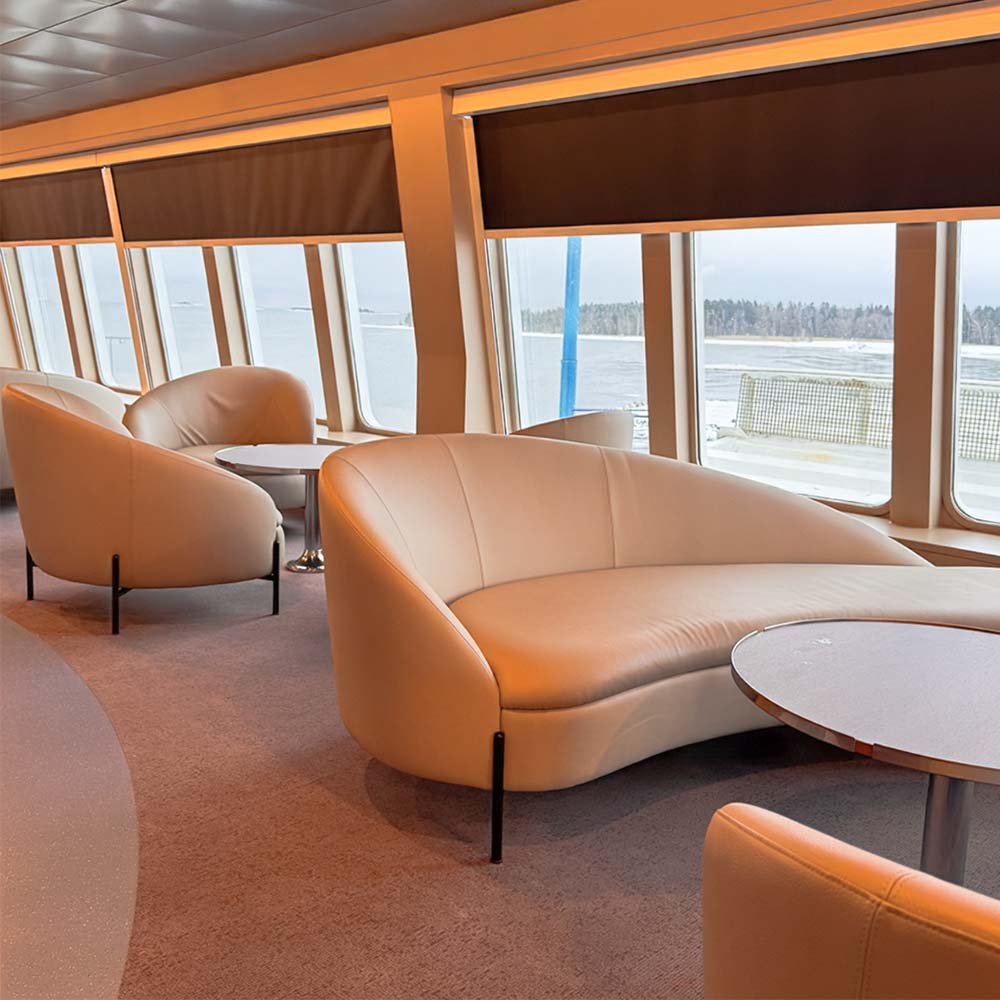 Sohvaryhm&auml; tilassa, josta avautuu merin&auml;kym&auml;.