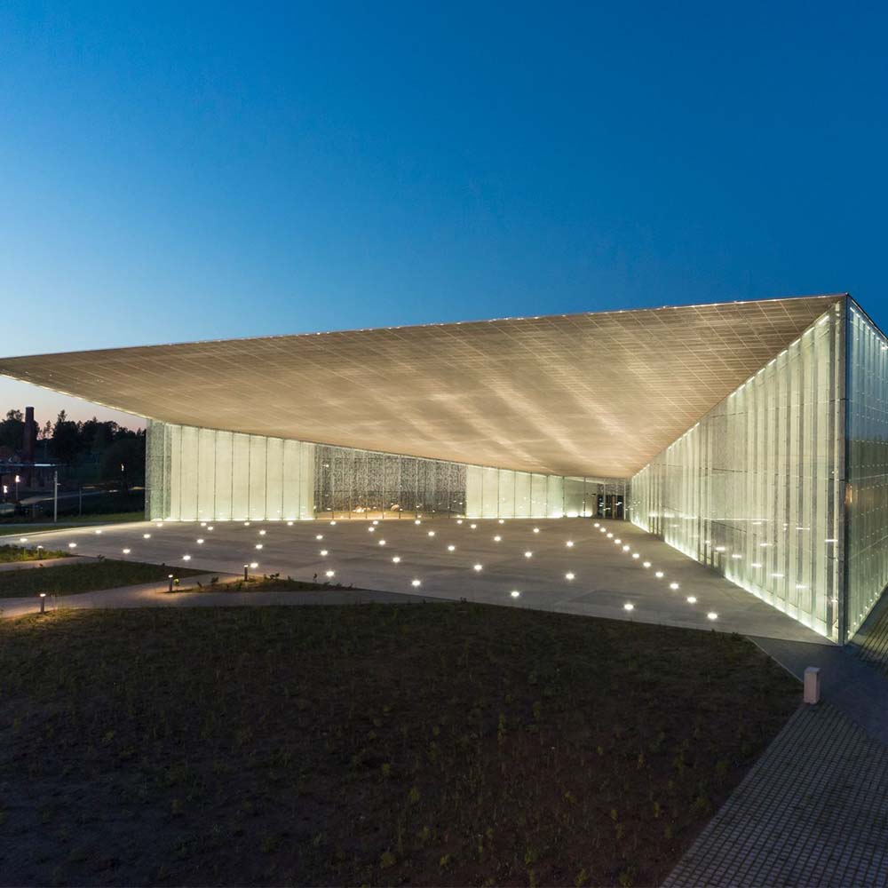 Viron kansallismuseo ERM iltavalaistuksessa