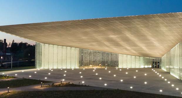 Viron kansallismuseo ERM iltavalaistuksessa