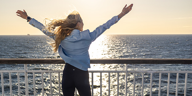 Nainen laivan kannella