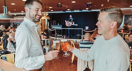 Kaksi miestä skoolaa Pub Telakassa. Kaksi miestä skoolaa Pub Telakassa.