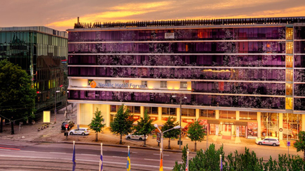 Nordic Hotel Forum kuvattuna kesäisessä ilta-auringossa.