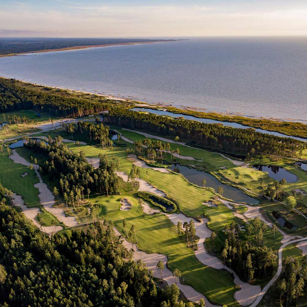 Golfkenttä ja puustoa. Lähellä avautuu avara merimaisema.