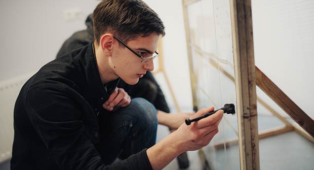 Rakveren poliisimuseossa viihtyvät myös hieman vanhemmat lapset. Tässä etsitään sormenjälkiä. Kuva: Viron poliisimuseo. 