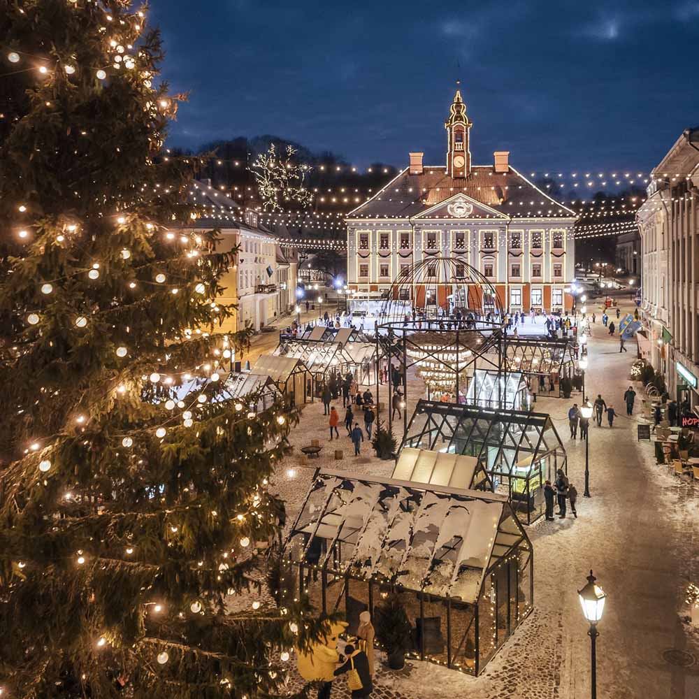 Tarton Raatihuoneentori, jossa iso joulukuusi ja muita jouluisia elementtejä.