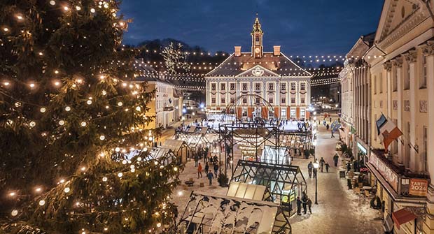 Tarton Raatihuoneentori, jossa iso joulukuusi ja muita jouluisia elementtejä.