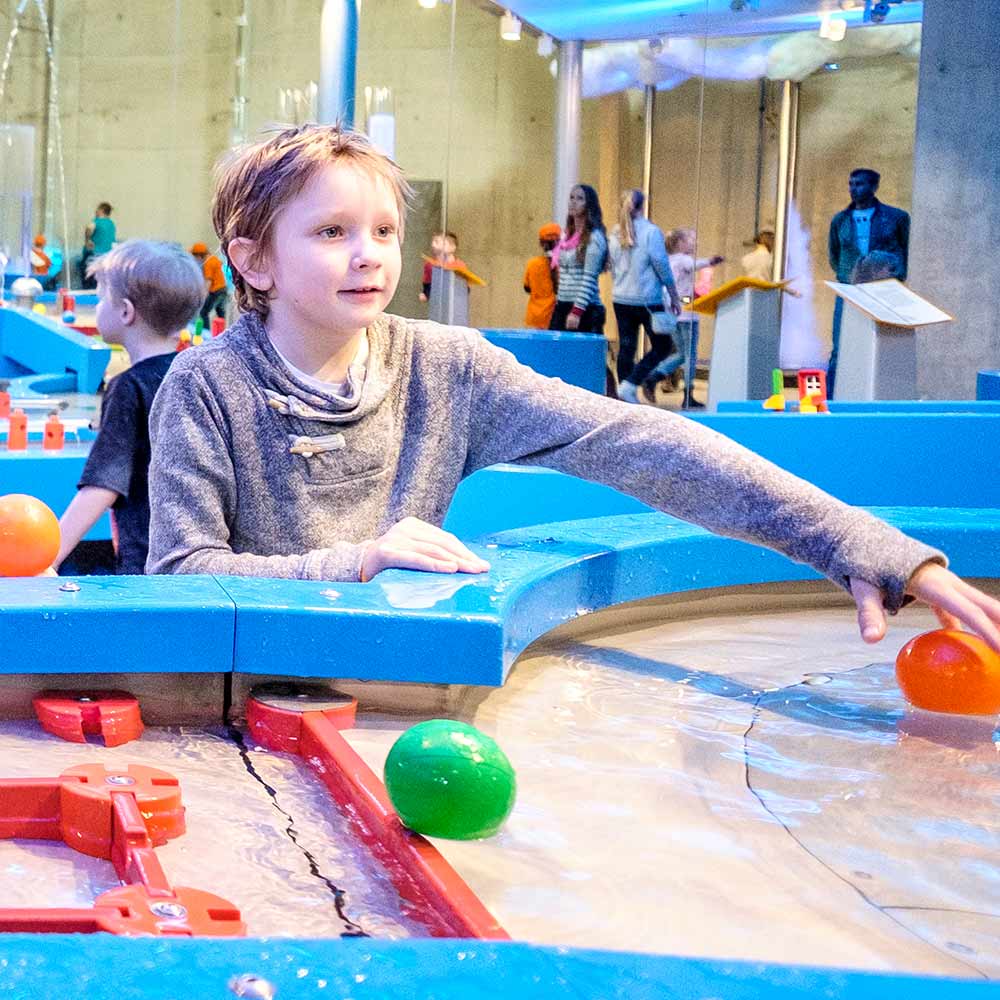 Lapsia leikkimässä AHHAA-tiedekeskuksessa