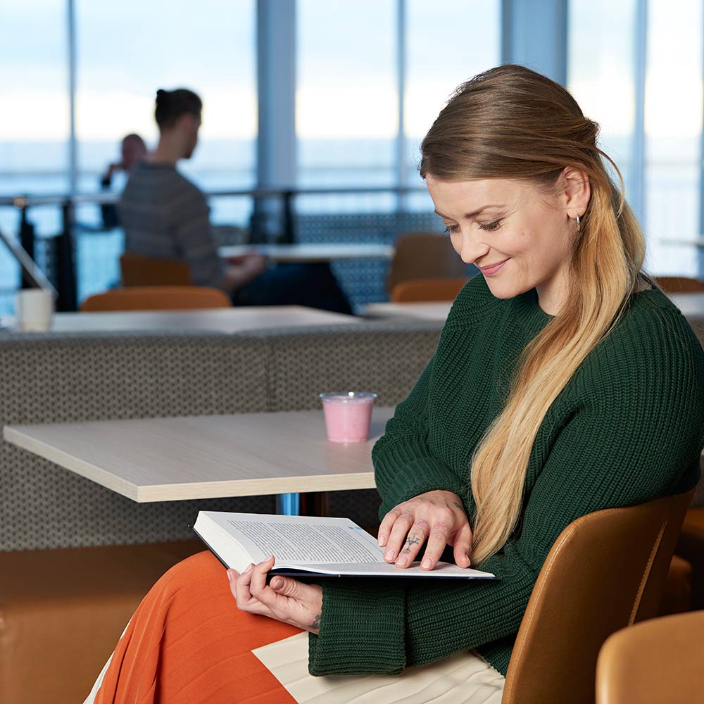 Bistro & Cafeteria Sataman yläkertaan on tullut lisää istumapaikkoja, joissa myös työnteko onnistuu.