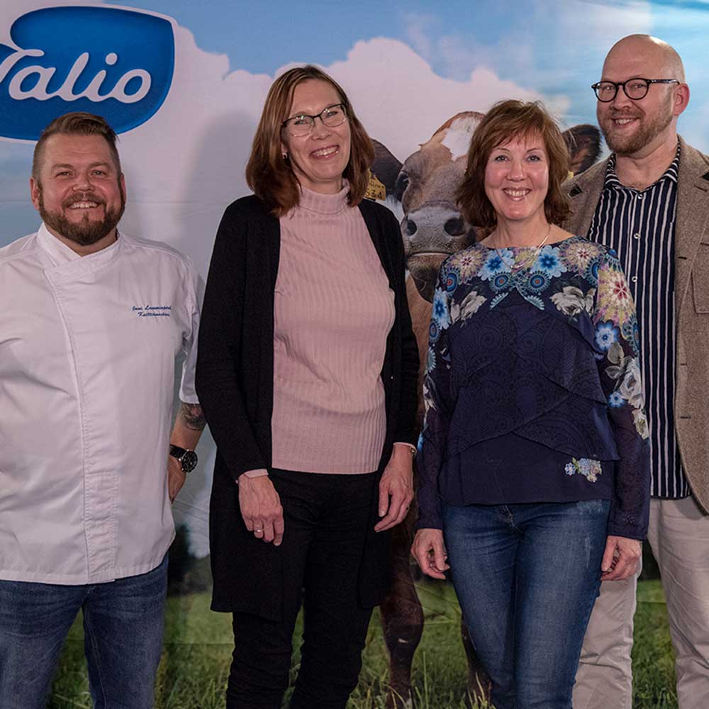Luennolla asiantuntijavierailijana toimineen Valion kenttäpäällikkö Jani Lamminperän luentoa saapuivat kuulemaan Mervi Valjakka sekä Kristiina Ostamo. Myös Vindirektin Joonas Vainio kertoi vinkkejä viinin ja juustojen yhdistämisestä.