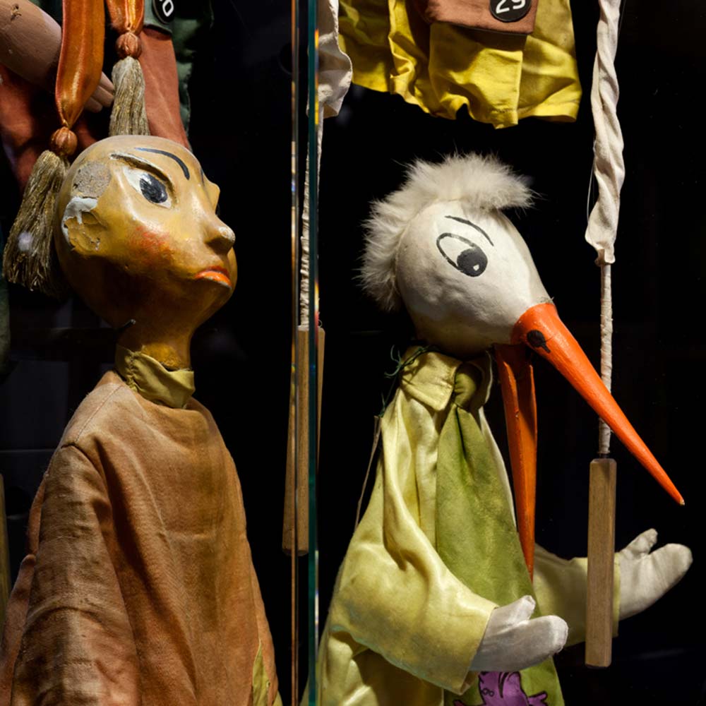 NUKU-nukketeatterimuseon värikkäitä nukkeja näyttelytilassa.