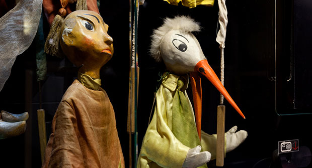 Nukketeatterimuseo NUKUssa saa leikkiä nukeilla ja kokeilla peruukkeja ja teatteriasuja. Nukketeatterimuseo NUKU
